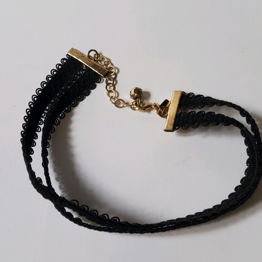 VM black lace choker.